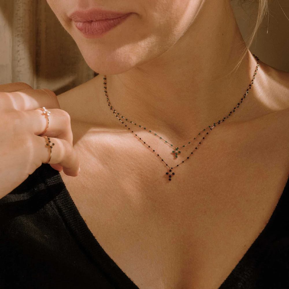 collier-noir-croix-perlee-or-rose-1-diamant_b1cp001-noir-or-rose-115154