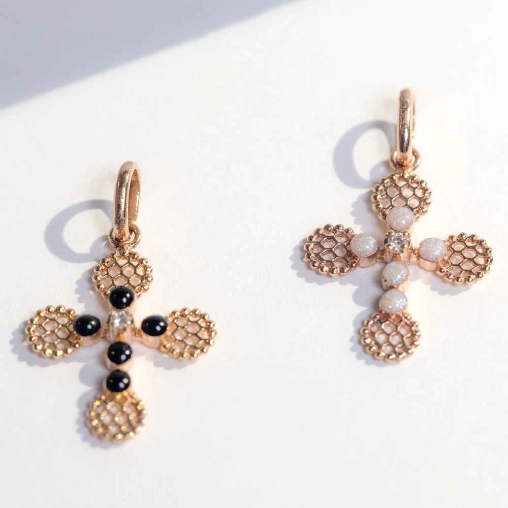 pendentif-croix-dentelle-perlee-resine-opale-or-rose-diamant_b5cd003-173315