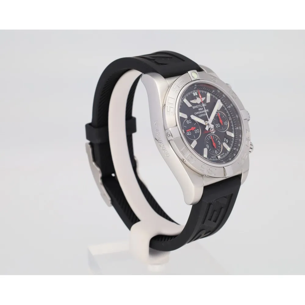 chronomat-44-limited-edition-2000-pieces_4-28333-ec937d50