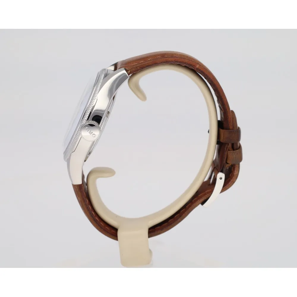 big-crown-pointer-date_4-26974-2163cdd8