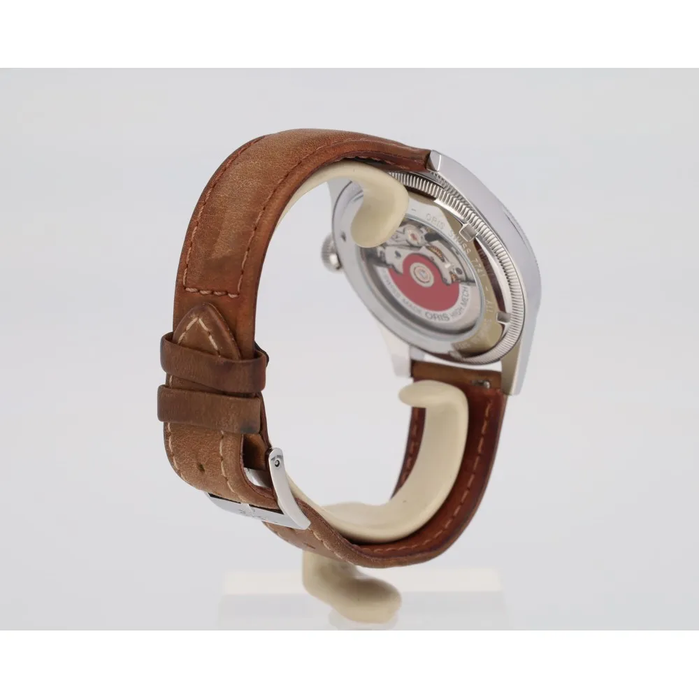 big-crown-pointer-date_4-26974-ac68745f