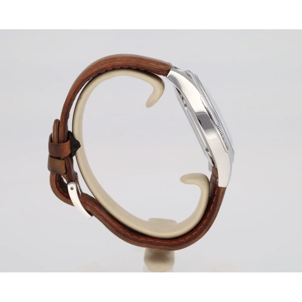 big-crown-pointer-date_4-26974-d5e3afd5