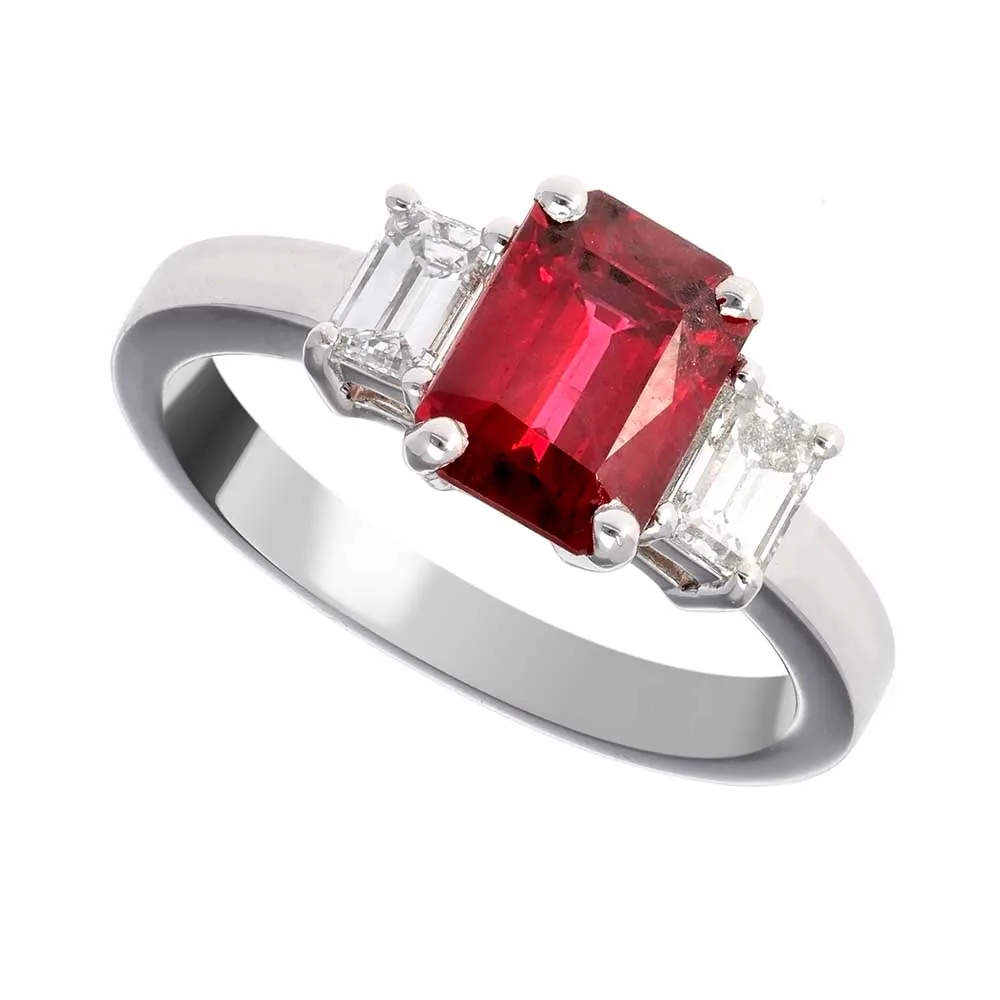 bague-rubis-taille-emeraude-accompagne-diamants_trilogie-rubis-et-diamants-50-da088bbd