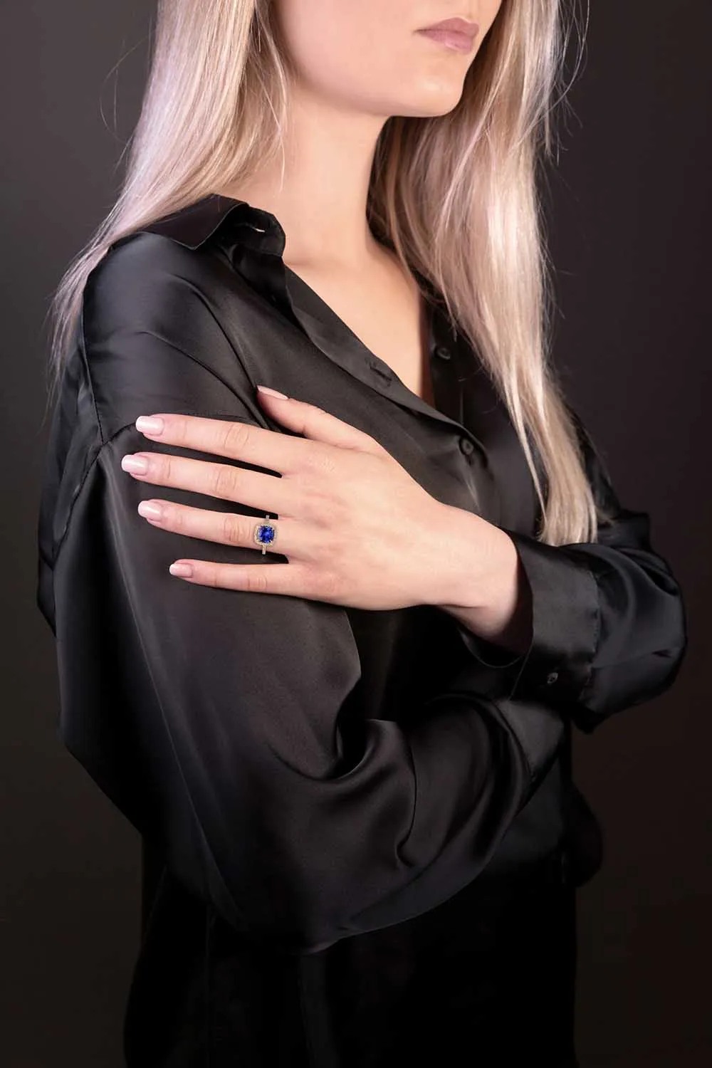 bague-saphir-taille-coussin-accompagne-diamants_bague-entourage-54-cfe450c9