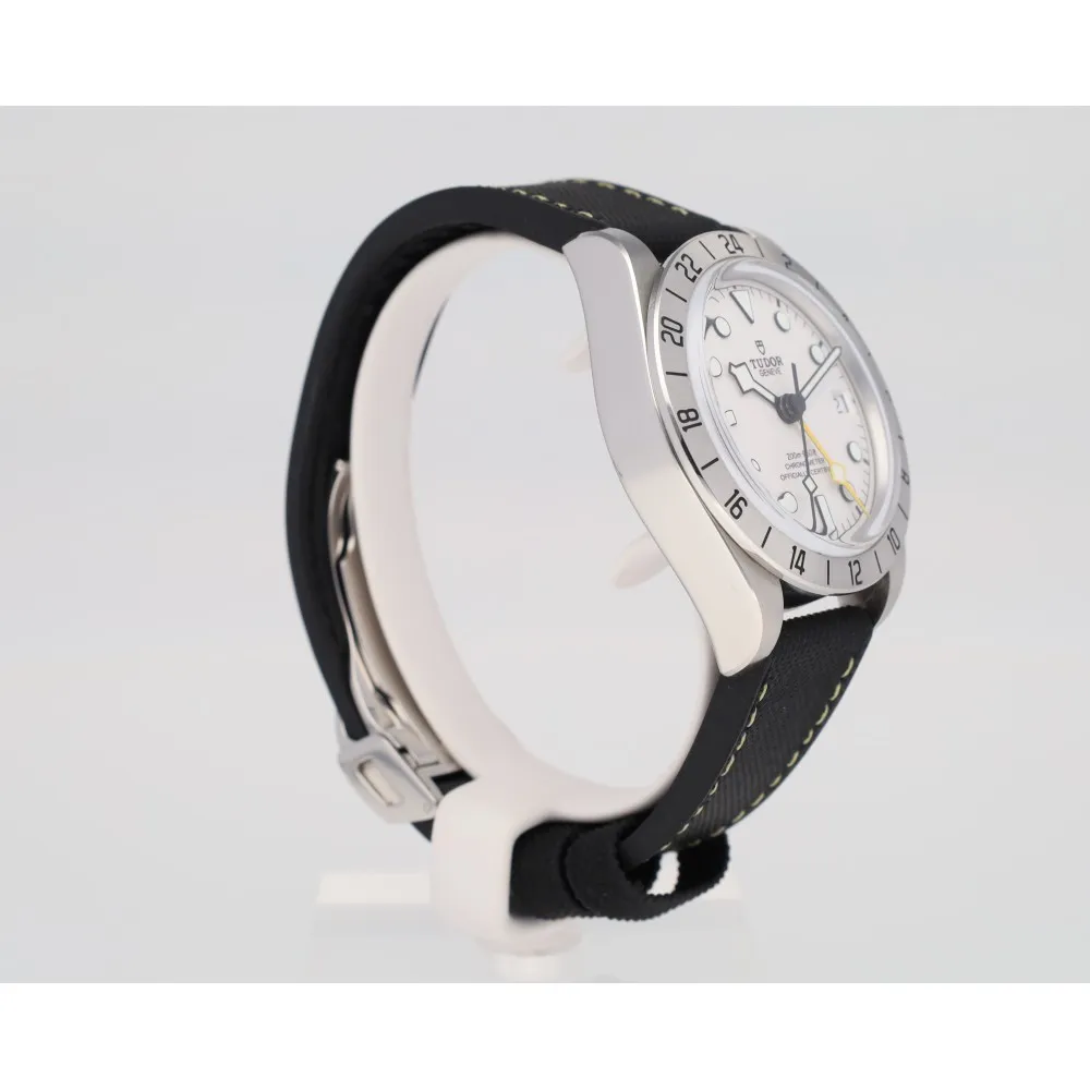 black-bay-pro_4-27953-659d69b3