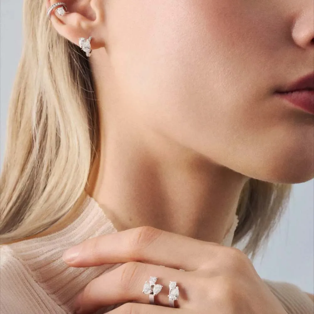 bague-serti-sur-vide-en-or-blanc-avec-5-diamants-taille-poire_rsv1gawg00000-53-fbc60024