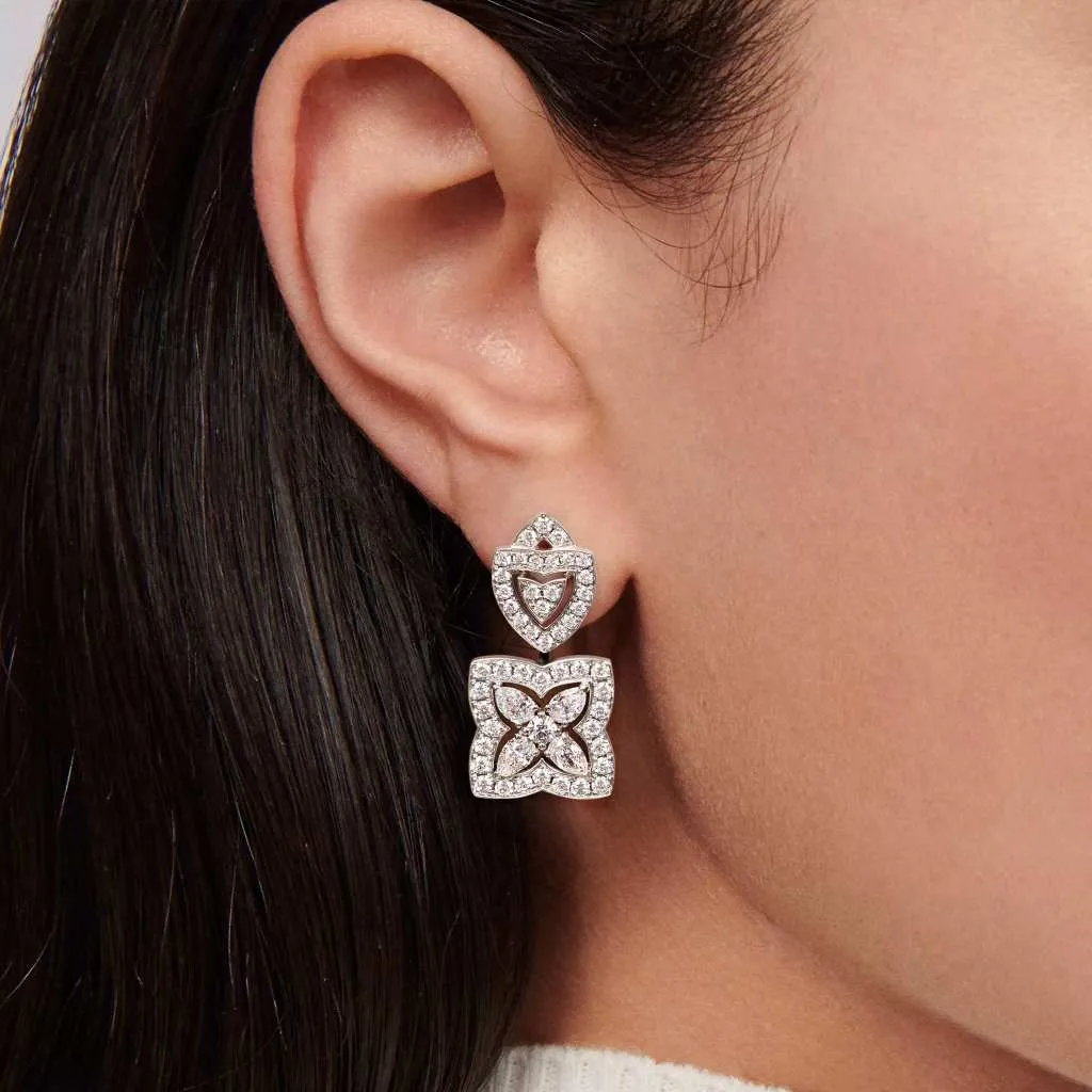 lotus-by-de-beers-boucles-doreilles-pendantes-en-diamant-et-or-blanc_e103420-fde50f21