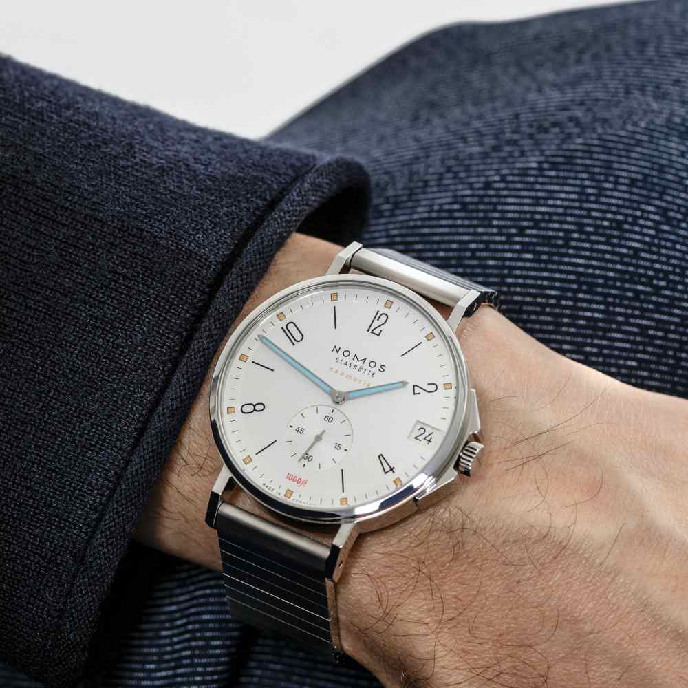 Nomos tangente sport 2025 neomatik 42 date